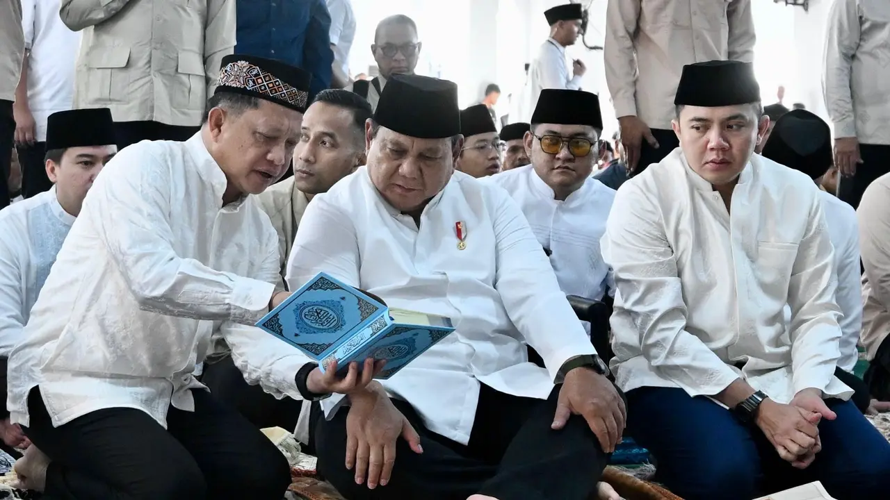Kasatgas Tito dan Presiden Prabowo Salat Idulfitri Bersama Warga di Huntara Aceh Tamiang