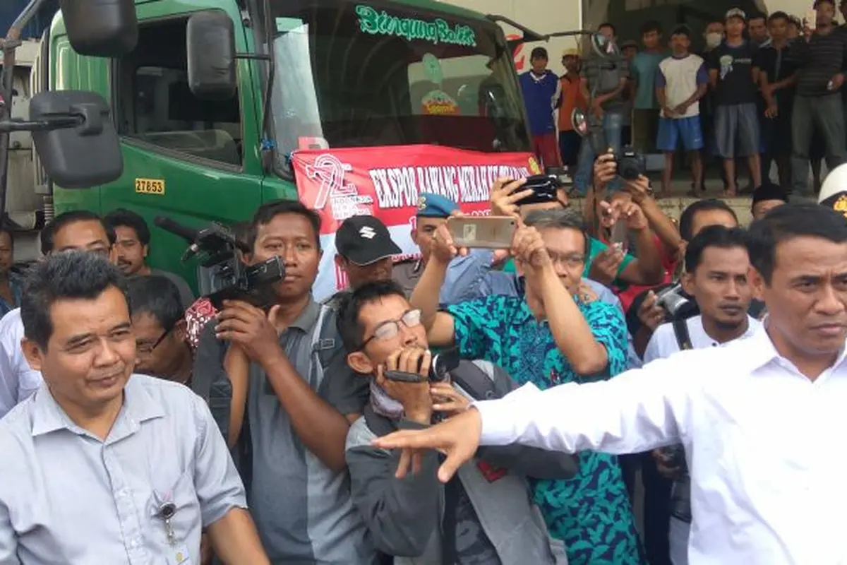Mentan Amran Lepas 12 Kontainer Berisi 300 Ton Bawang Merah Ke Thailand. (Fajar Eko/Liputan6.com)