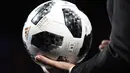 Bola Telstar 18 yang akan menjadi official pada Piala Dunia 2018 dipajang saat undian berlangsung di State Kremlin Palace, Moscow, (1/12/2017). Piala Dunia 2018 berlangsung sejak 14 Juni hingga 15 Juli 2018 di Rusia. (AFP/Alexander Nemenov)