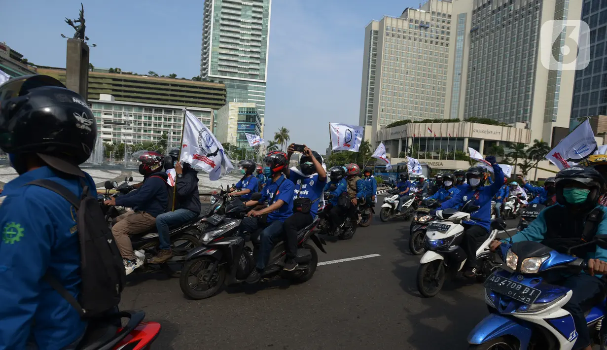 Massa dari elemen Serikat Buruh Sejahtera Indonesia (SBSI) dengan membawa atribut menuju gedung DPR/MPR, Jakarta, Kamis (8/10/2020). Mereka berencana demonstrasi di depan gedung DPR menolak pengesahan Omibus Law atau Undang-undang Cipta Kerja. (merdeka.com/Imam Buhori)
