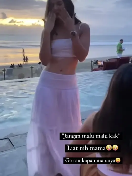 Begitu pun dengan Nia yang membiarkan rambutnya terurai belah tengah tanpa poni. Credit: Instagram (@ramadhaniabakrie)