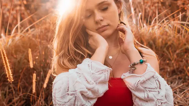 [Bintang] Tarot Celeb: Vanesha Prescilla, Kurangi Baper dan Galau!