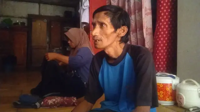 Solihin (51) warga asal Kampung Cijeler Kidul, Desa Leuwigoong, Kecamatan Leuwigoong, Garut, Jawa Barat, mengaku tidak bisa tidur dalam waktu empat tahun terakhir. (Liputan6.com/Jayadi Supriadin)