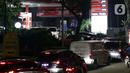 Sejumlah kendaraan antre untuk mengisi bahan bakar minyak (BBM) di SPBU Jalan MT Haryono, Jakarta, Kamis (31/3/2022). Harga BBM jenis Pertamax naik dari Rp 9.000 menjadi Rp 12.500 mulai 1 April 2022 pukul 00.00. (Liputan6.com/Helmi Fithriansyah)
