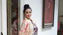 "Ketika mendapat tawaran untuk membawakan lagu soundtrack film Ayat Ayat Cinta 2, saya senang sekali, lagunya dibuat oleh Melly Goeslaw," kata Krisdayanti. (Deki Prayoga/Bintang.com)