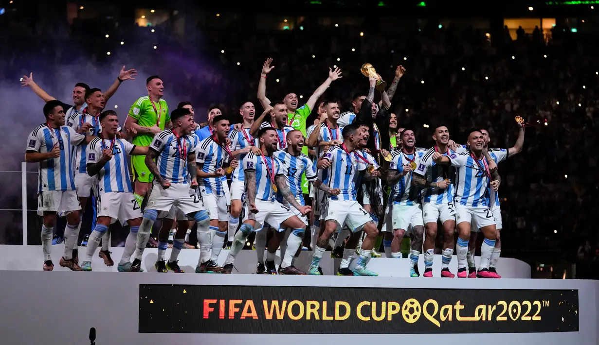 Para pemain Argentina merayakan di atas podium setelah menang atas Prancis pada pertandingan sepak bola final Piala Dunia 2022 di Stadion Lusail, Lusail, Qatar, 18 Desember 2022. Argentina menang 4-2 dalam adu penalti setelah pertandingan berakhir imbang 3 -3. (AP Photo/Petr David Josek)