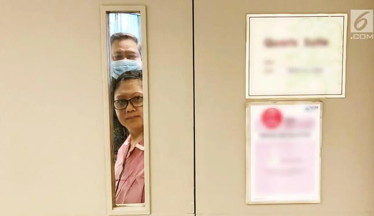 Presiden ke-6 RI Susilo Bambang Yudhoyono atau SBY dan sang istri Ani Yudhoyono melihat dari balik kaca saat menjalani pengobatan di National University Hospital, Singapura. (Liputan6.com/HO)