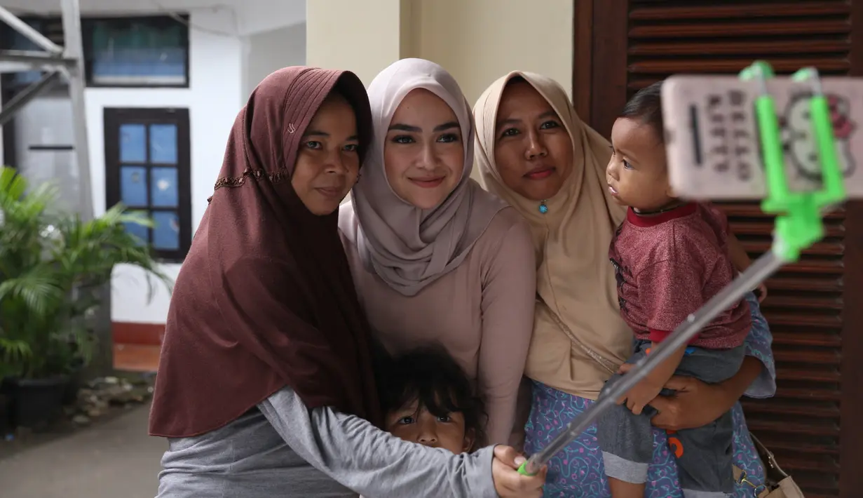 Selain menyapa para penggemar yang datang, Aryani juga melakukan sejumlah kegiatan lainnya saat jeda syuting. Di antaranya adalah berbincang dengan sang suami, beribadah, istirahat atau bermain game. (Nurwahyunan/Bintang.com)