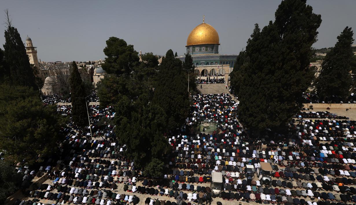 <p>Umat Muslim melaksanakan Sholat Jumat pertama di bulan Ramadhan, di depan kuil Dome of the Rock di kompleks masjid Al-Aqsa di Yerusalem, pada 24 Maret 2023. (AFP/Ahamd Gharabli)</p>