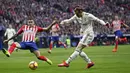 Penyerang Real Madrid, Gareth Bale, melepaskan tendangan ke gawang Atletico Madrid pada laga La Liga di Stadion Wanda Metropolitano, Sabtu (9/2). Real Madrid menang 3-1 atas Atletico Madrid. (AP/Manu Fernandez)