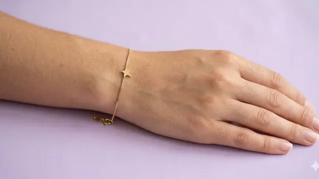 Model Gelang Emas Tipis Elegan untuk Ibu Muda Aktif. Gemini