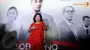 Mari Elka Pangestu turut hadir di Gala Primer Soekarno dengan mengenakan gaun berwarna merah. Nampak salam tiga jari unik dipamerkan Mari ketika berpose. (Liputan6.com/Herman Zakharia)