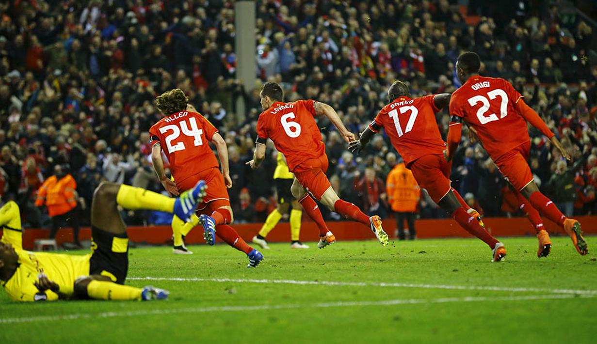 Pemain Liverpool merayakan gol yang dicetak Dejan Lovren ke gawang Dortmund pada laga Liga Europa di Stadion Anfield, Inggris, Jumat (15/4/2016) dini hari WIB. Gol kemenangan Liverpool tercipta pada menit ke-90+1. (Reuters/Darren Staples)