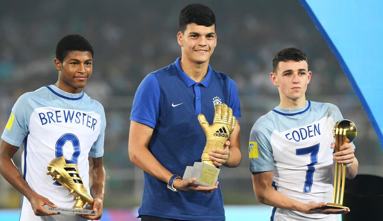 Phil Foden (kanan) merebut penghargaan Golden Ball saat membela Timnas Inggris U-17 di Piala Dunia U-17 edisi 2017 di Peru. Ia mencetak total 3 gol dan 1 assist dari 7 laga dan membawa Timnas Inggris U-17 menjadi juara setelah mengalahkan Spanyol di laga final dengan skor 5-2. Di level klub, ia berhasil menjuarai Liga Champions bersama Manchester City pada musim 2022/2023 setelah mengalahkan inter Milan 1-0 di laga final. (AFP/Dibyangshu Sarkar)