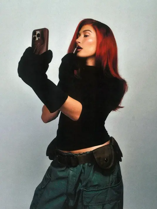 Hailey tampil sebagai karakter utama, mengenakan celana kargo hijau longgar, ikat pinggang coklat, dan turtleneck hitam. Ia mengenakan sarung tangan hitam besar yang menyerupai kartun, dan meniru karakter tersebut dengan wig merah menyala. [@justinbieber/@haileybieber].
