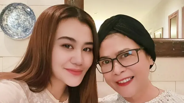 Potret Reza Artamevia rayakan lebaran bersama keluarga mendiang Adjie Massaid (Sumber: Instagram/@rezaartameviaofficial)