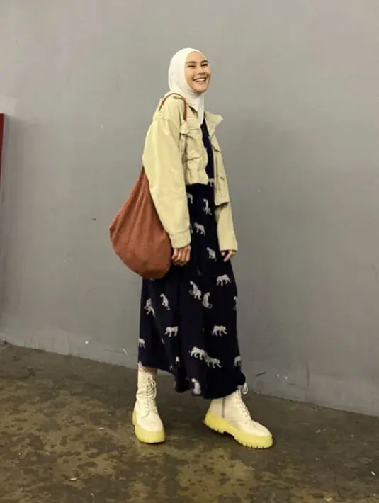 <p>Zaskia Adya Mecca tampil chic dengan jaket jeans yang dipadukan dress hitam dan boots. Bahkan, Zaskia mengatakan ia memadukannya dengan daster. (@zaskiadyamecca)</p>