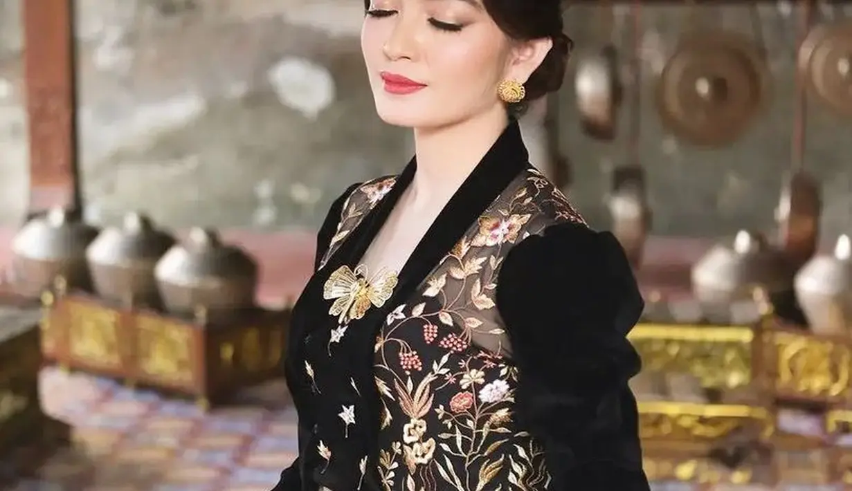Selvi Ananda tampil elegan mengenakan kebaya hitam lengan panjang kutu baru dengan detail transparan dihiasi bordiran. [@selvi_ananda]
