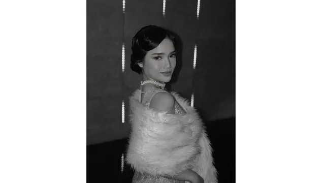 Gaya Menawan Fuji Kenakan Outfit Retro yang Glamor