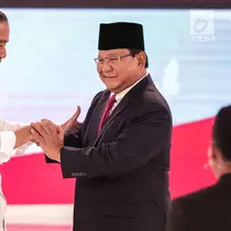 Capres nomor urut 01 Joko Widodo (kiri) dan capres nomor urut 02 Prabowo Subianto (kanan) bersalaman usai debat kedua Pilpres 2019 di Hotel Sultan, Jakarta, Minggu (17/2). (Liputan6.com/Faizal Fanani)