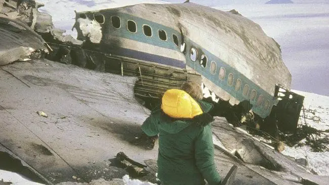Reruntuhan pesawat Air New Zealand 901 yang jatuh di Kutub Selatan pada 1979. (Sumber AP/New Zealand Archives)