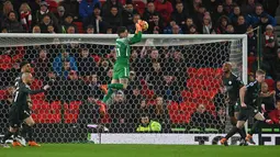 Kiper Manchester City Ederson menangkap bola saat bertandang ke markas Stoke City pada pertandingan pekan ke-30 Premier League di bet365 Stadium, Selasa (13/3). City kian mendekati gelar Liga Primer Inggris musim ini lewat kemenangan 2-0. (PAUL ELLIS/AFP)
