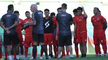 Pelatih Arema FC, Mario Gomez (berambut putih), saat briefing tim jelang latihan. (Bola.com/Iwan Setiawan)