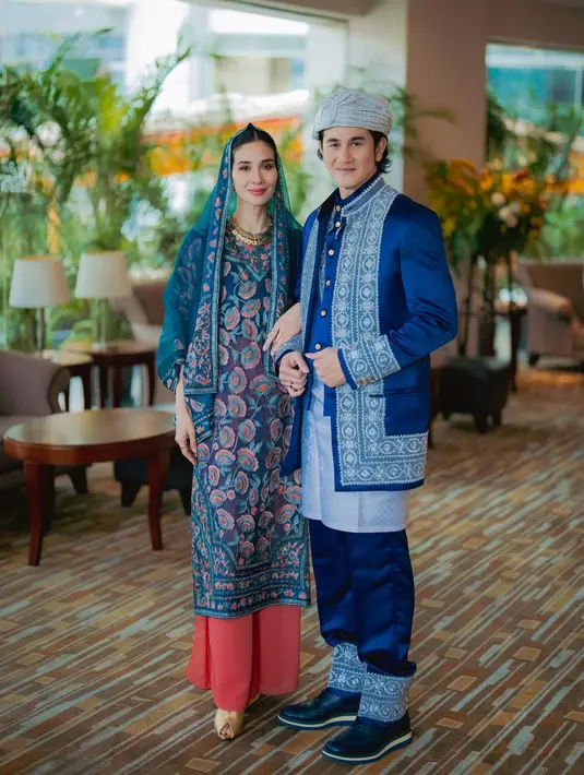 Dalam acara konferensi persnya, Vino ditemani sang istri yang juga mengenakan busana khas minang bernuansa biru.