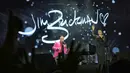 Mereka menyatu mengajak penonton mengenang kembali masa keemasan musik pop dan pop rock dalam Konser 90's Intimate 2nd Edition. Tampak dalam foto, penampilan asal Amerika Serikat, Jim Brickman saat berduet dengan Rita Effendy (Indonesia) di konser 90's Intimate 2nd Editionkonser  di Istora Senayan, Jakarta, Sabtu (7/2/2026). (Fimela.com/Adrian Putra)