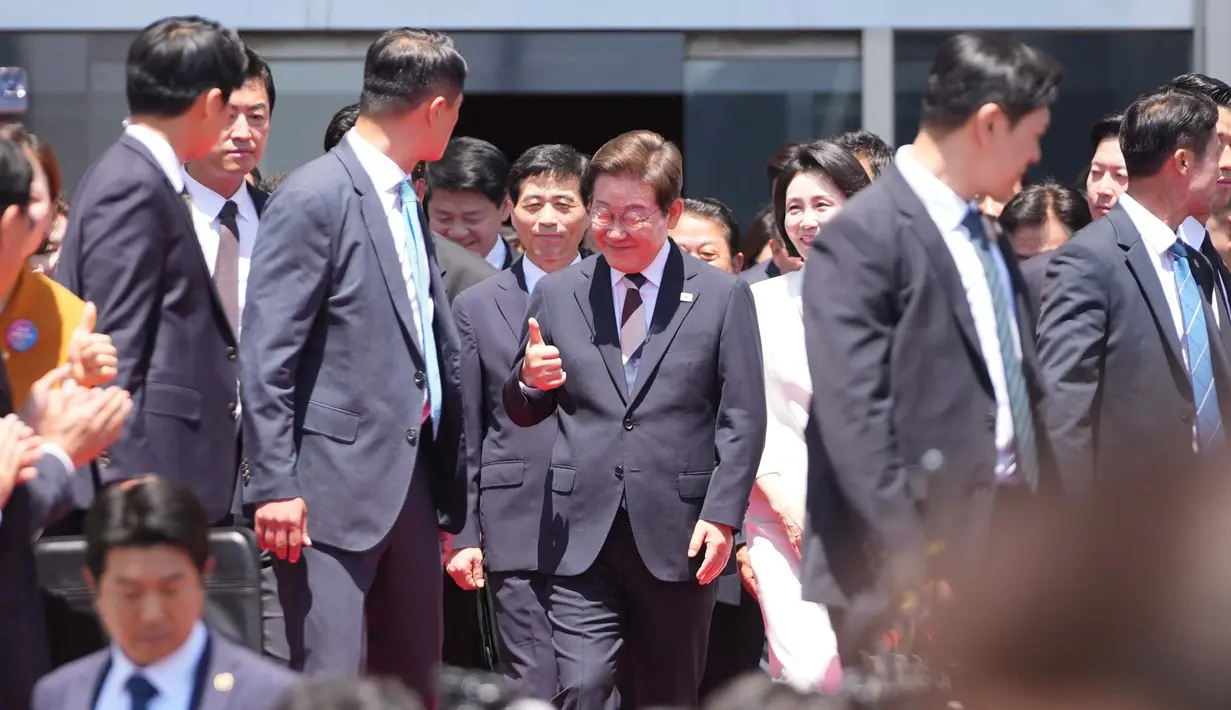 Lee Jae-myung berhasil mengalahkan kandidat dari kubu konservatif, Kim Moon-soo, dengan perolehan suara yang cukup signifikan, yaitu 49,42% berbanding 41,15%. (Lee Jin-man/POOL/AFP)