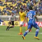 Firman Utina (kedua kiri) berjibaku untuk mendapatkan bola saat berlaga di Stadion Si Jalak Harupat, Bandung, Rabu (27/5/2015). Persib kalah 0-2 dari Kitchee SC dan tersingkir dari 16 besar AFC Cup 2015. (Liputan6.com/Herman Zakharia)