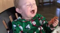 Lihatlah, betapa menggemaskannya reaksi bayi laki-laki ini ketika pertama kali memakan bacon.