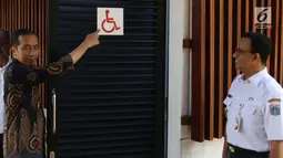Presiden Jokowi didampingi Gubernur DKI Anies Baswedan mengecek toilet untuk kaum disabilitas di Kompleks Gelora Bung Karno, Senayan, Jakarta, Selasa (16/10). Jokowi meninjau fasilitas umum untuk masyarakat berkebutuhan khusus. (Liputan6.com/Angga Yuniar)
