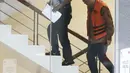 Mantan Direktur Operasional Lippo Group Billy Sindoro menaiki tangga akan menjalani pemeriksaan di gedung KPK, Jakarta, Kamis (13/12). Billy menjadi tersangka terkait dugaan suap perizinan proyek pembangunan Meikarta. (Liputan6.com/Herman Zakharia)
