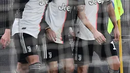 Penyerang Juventus, Cristiano Ronaldo (tengah) berselebrasi dengan rekan-rekannya usai mencetak gol ke gawang Sampdoria pada pertandingan lanjutan Liga Serie A Italia di stadion Luigi-Ferraris di Genoa (18/12/2019). Juventus menang tipis 2-1 atas Sampdoria. (AFP/Marco Bertorello)