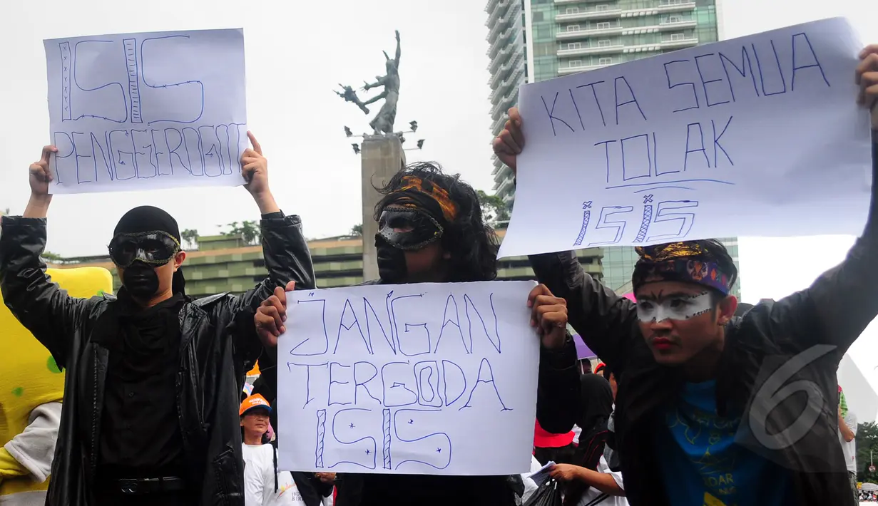 Mahasiswa Institut Kesenian Jakarta dan Gerakan Islam Anti Kekerasan menggelar aksi damai menolak ISIS di Bundaran HI, Jakarta, Minggu (8/3/2015). (Liputan6.com/Yoppy Renato)