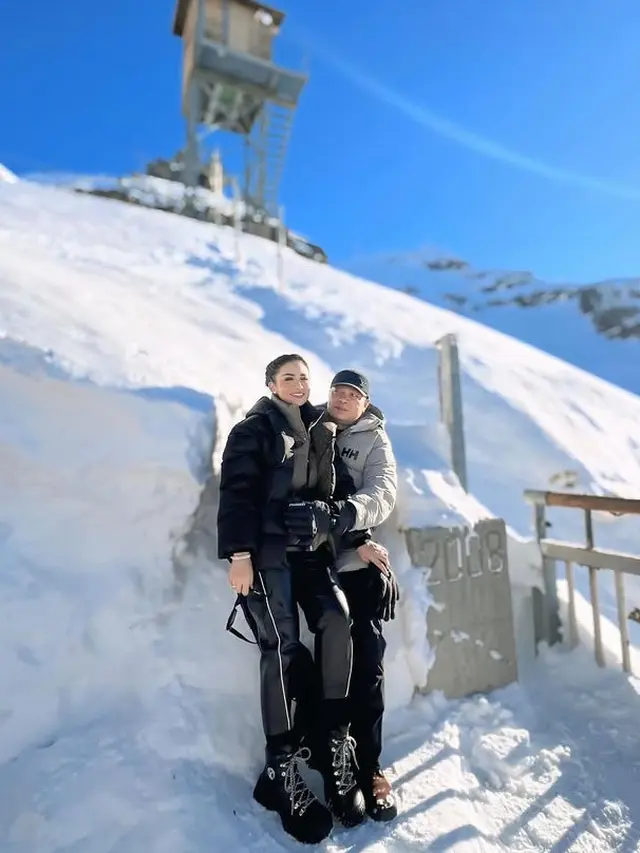 Gaya Publik Figur Menikmati Liburan Akhir Tahun di Negara Bersalju.