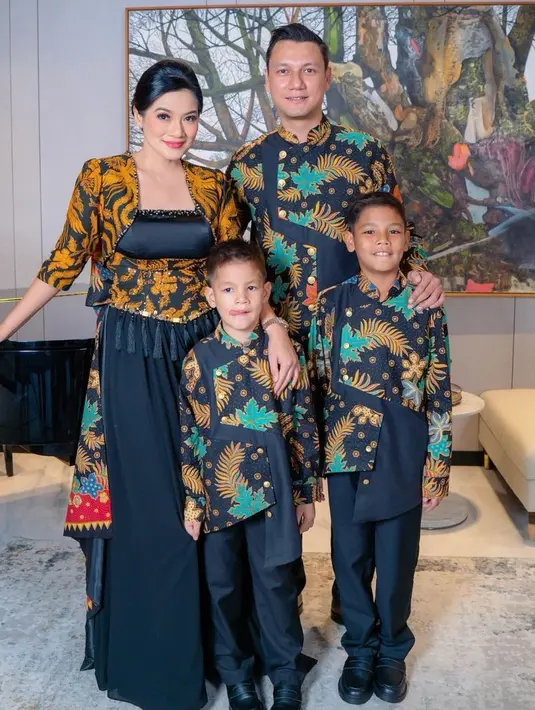 Sementara Christian Sugiono tampil kompak kenakan kemeja batik asimetris, sang mama Titi Kamal tampak menawan dengan dress batik berekor. FYI, mereka mengenakan batik tumpal wayang Solo dan motif Sawunggaling dari @innecollection.custom! [@titi_kamall]