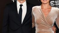 Bek Juventus asal Belanda, Matthijs de Ligt didampingi pacarnya Annekee Molenaar berpose saat menghadiri penghargaan sepak bola FIFA Terbaik, di teater La Scala Milan, Italia utara (23/9/2019). (AFP Photo/Tiziana Fabi)
