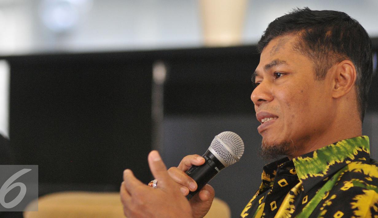 Ketua PPATK M Yusuf (kiri) menyimak pertanyaan terkait penghapusan Indonesia dari status Grey Area di Jakarta, (26/6/2015). Penghapusan ini merupakan komitmen pencegahan dan pemberantasan tindak pidana pendanaan terorisme. (Liputan6.com/Herman Zakharia)