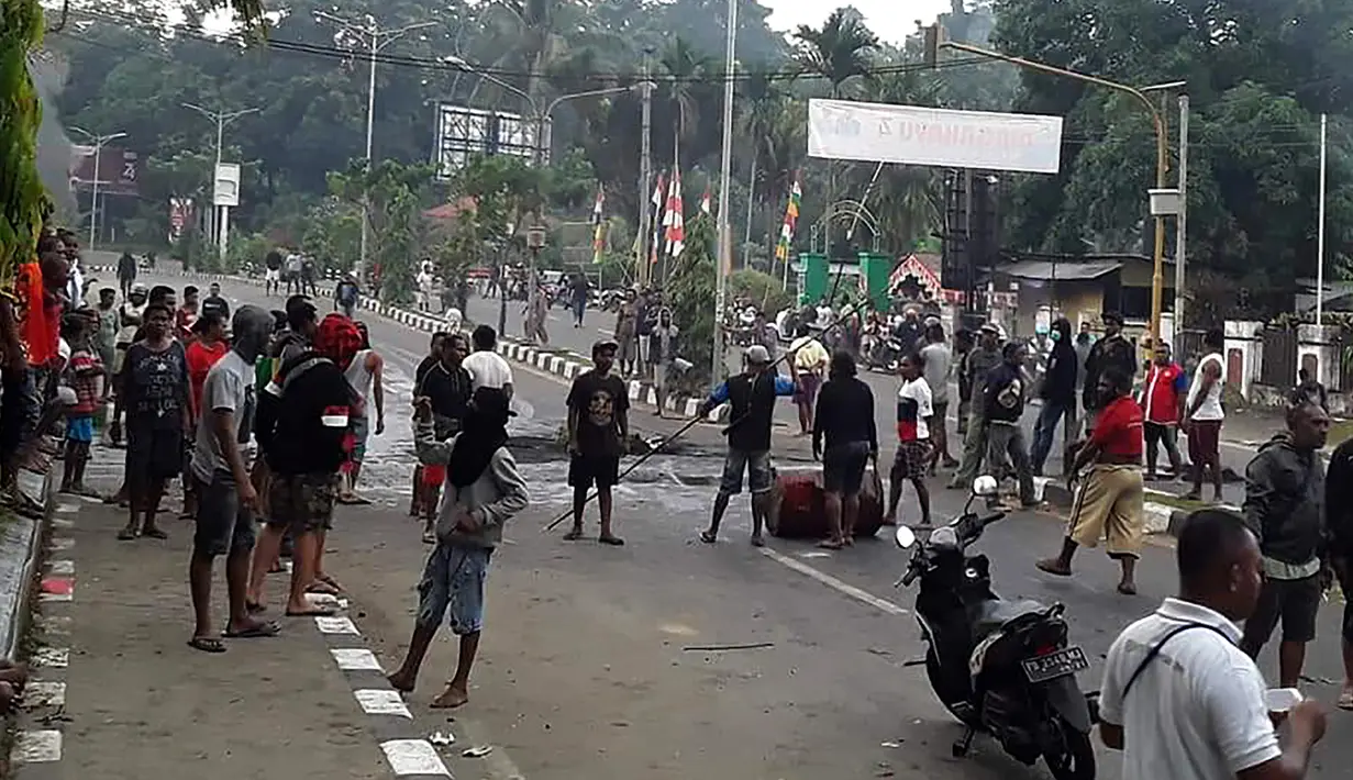 Massa turun ke jalan dalam unjuk rasa yang berujung kerusuhan di kota Manokwari, Papua, Senin (19/8/2019). Aksi masyarakat Papua ini merupakan buntut dari kemarahan mereka atas peristiwa yang dialami mahasiswa asal Papua di Surabaya dan Malang, serta Semarang beberapa hari lalu. (STR / AFP)