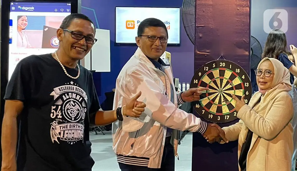 Direktur Operasional PT Askrindo, Erwan Djoko Hermawan dan Direktur Utama, Priyastomo memberikan marchendise kepada salah satu pengunjung Java Jazz Festival 2022 di booth digiask Askrindo Jakarta (29/05/2022). Aplikasi digiAsk dari Askrindo memberikan proteksi asuransi kecelakaan diri untuk seluruh penonton, artis dan crew saat gelaran Java Jazz Festival 2022. (Liputan6.com/HO/Askrindo)