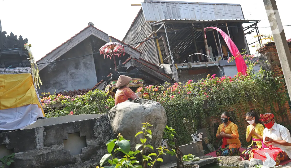 Umat Hindu saat melaksanakan ritual persembahyangan Hari Raya Galungan di Kampung Bali, Bekasi Utara, Bekasi, Jawa Barat, Rabu (16/9/2020). Perayaan Hari Raya Galungan tersebut mengikuti imbauan Pemerintah Kota Bekasi dengan beribadah di rumah. (Liputan6.com/Herman Zakharia)