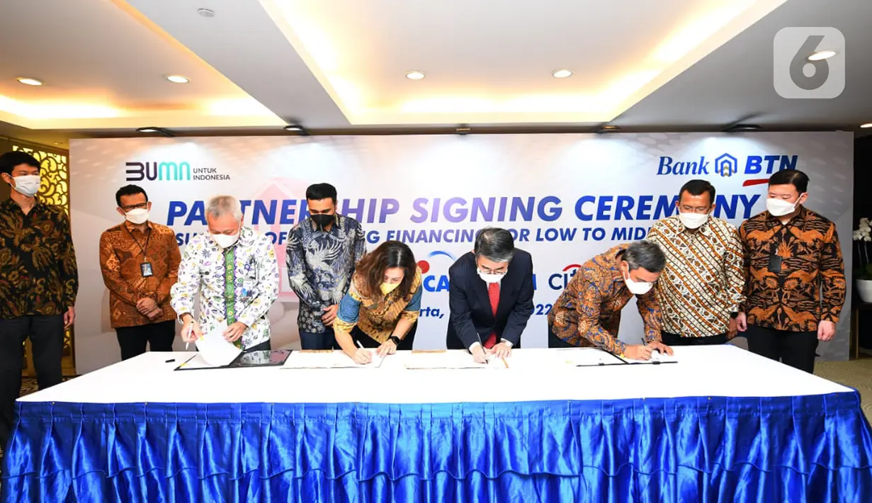 Direktur Utama Bank PT Bank Tabungan Negara (Persero) Tbk, Haru Koesmahargyo (kedua kanan) menyaksikan penandatanganan Perjanjian Pinjaman Bank BTN dengan JICA, Citi Bank dan BCA di Jakarta, Rabu (18/5/2022). Penandatanganan dilakukan oleh Direktur Keuangan BTN Nixon LP Napitupulu, Director General Private Sector Partnership and Finance Department of JICA Shohei Hara, Country Head of Treasury & Trade Solutions Citi Indonesia Yoanna Darwin dan Direktur Corporate Banking BCA Rudy Susanto. (Liputan6.com/HO/BTN)