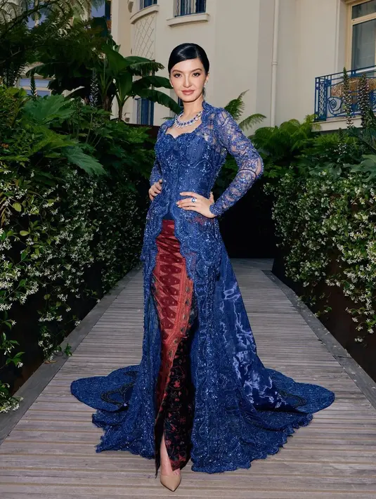 Saat menghadiri premiere film Firebrand, Raline menampilkan kecantikan Indonesia dalam balutan kebaya Cacal Baker & Diaz Patria dari Maison Baaz Couture. Serta  perhiasan Chopard. [Foto: IG/ralineshah].