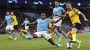 Bek Manchester City Manuel Akanji mencoba menghadang penyerang Borussia Dortmund Marco Reus pada laga kedua Grup G Liga Champions di Etihad Stadium, Manchester, Kamis (15/9/2022) dini hari WIB. Menjamu Borussia Dortmund di matchday kedua Liga Champions, Manchester City menang dramatis 2-1 setelah sempat tertinggal lebih dulu. (Tim Goode/PA via AP)