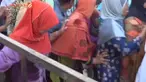  Warga Rela Berdesakan dan Mengantri, Demi  mendapatkan selembar kupon yang akan ditukarkan dengan setengah kilo daging Kurban di Tegal Jawa Tengah 