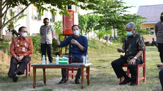 Menteri Pendidikan dan Kebudayaan, Nadiem Anwar Makarim, saat berkunjung ke SMKN 8 Palu. (dok Kemendikbud)