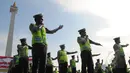 Sejumlah anggota kepolisian mengikuti apel gelar pasukan di Kawasan Monas, Jakarta,  Rabu (8/4/2015). Polda Metro Jaya menerjunkan 4.236 personel untuk mengamankan pelaksanaan Peringatan KAA. (Liputan6.com/Herman Zakharia)