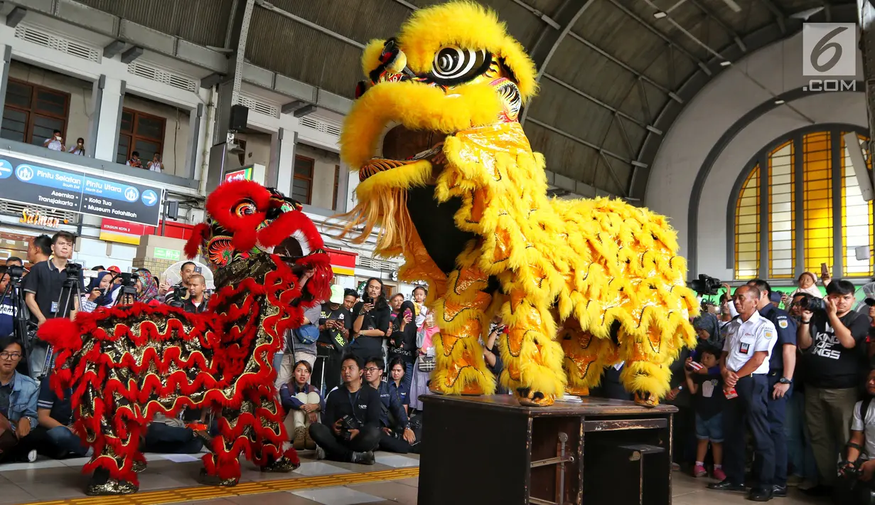 Barongsai menghibur penumpang kereta api di stasiun Jakarta-Kota, Selasa (5/2). Di Tahun Baru Imlek ini PT KAI menghadirkan hiburan Barongsai serta meluncurkan KMT tematik dan pemberian fortune cookies bagi pengguna jasa KRL. (Liputan6.com/Johan Tallo)